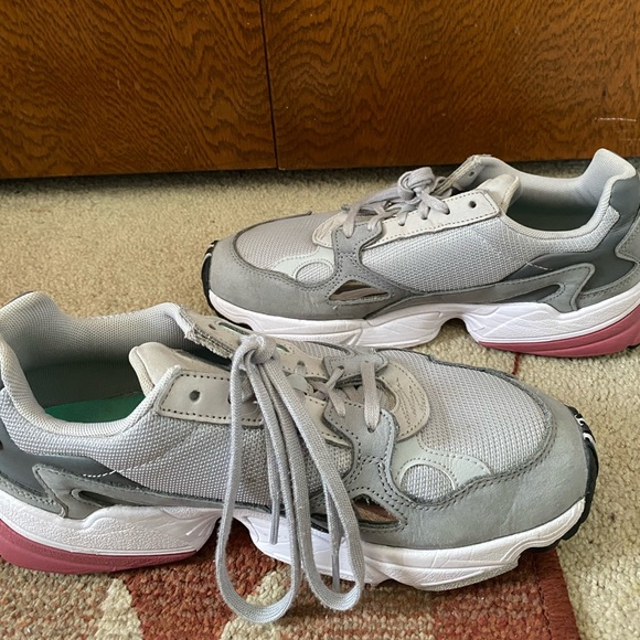 Gently worn Adidas sneakers - Picture 4 of 7